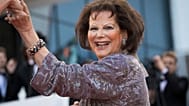 Claudia Cardinale posa para os fotógrafos ao chegar à estreia do filme “Sink or Swim” no 71º Festival Internacional de Cinema de Cannes, no sul de França, 13 de maio de 2018.