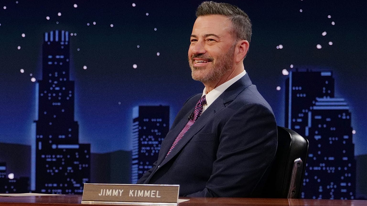 تُظهر هذه الصورة التي نشرتها شبكة ABC جيمي كيميل في موقع تصوير برنامج ”Jimmy Kimmel Live!“ في 3 سبتمبر 2025