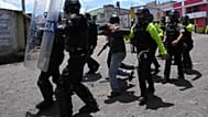 La polizia arresta un uomo durante le proteste contro l'aumento dei prezzi del diesel