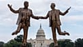 Uma obra de arte de protesto representando o Presidente Donald Trump e Jeffrey Epstein é vista no National Mall perto do Capitólio, terça-feira, 23 de setembro de 2025, em Washington.