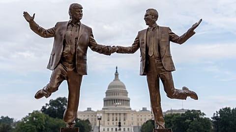 Произведение протестного искусства, изображающее президента Дональда Трампа и Джеффри Эпштейна, видно на Национальном молле возле Капитолия, вторник, 23 сентября 2025 года, в Вашингтоне.