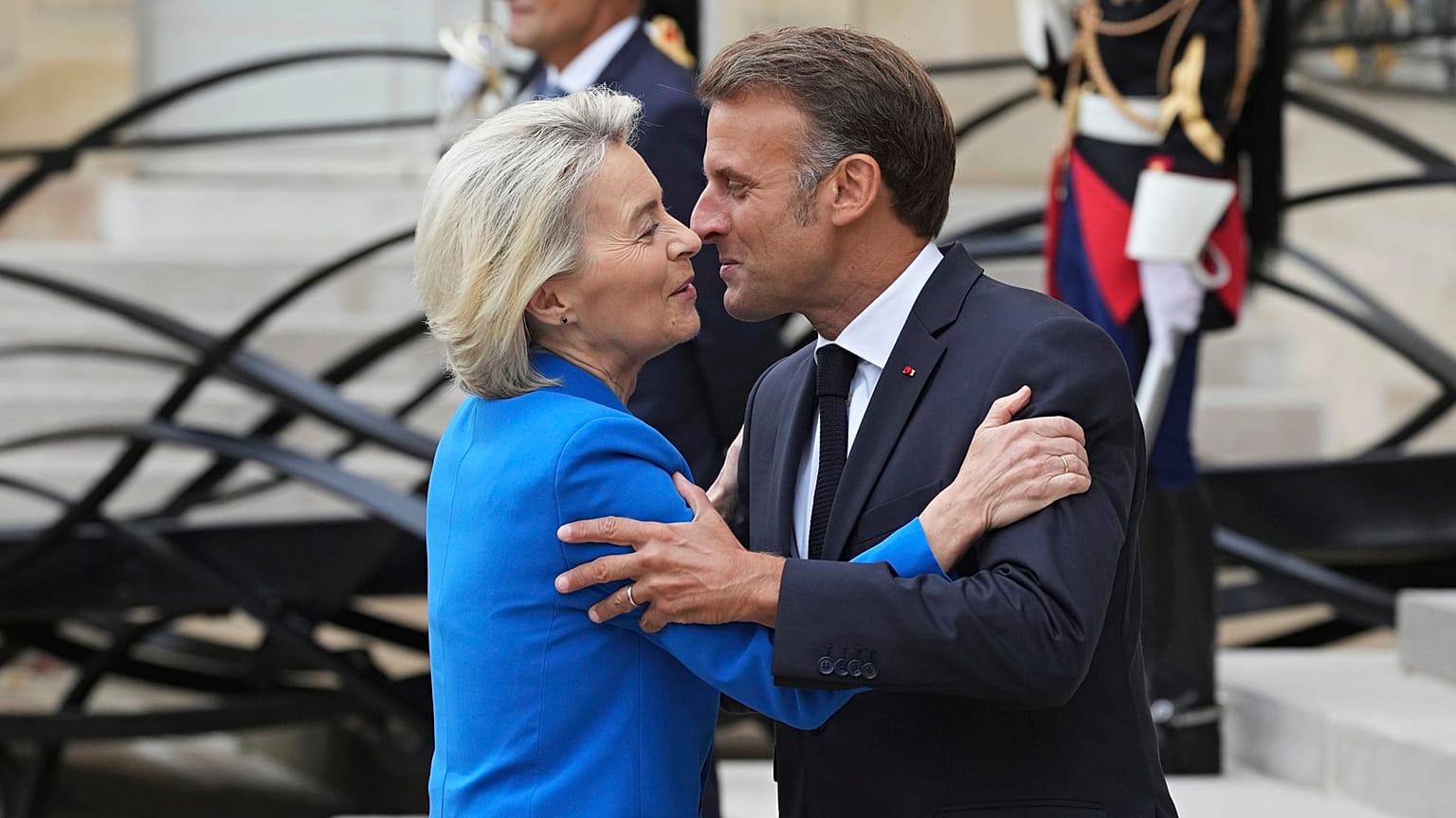 Ursula von der Leyen auto-deleted a text message from Emmanuel Macron.