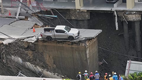 Se observa el daño tras el colapso de una carretera cerca del Hospital Vajira en Bangkok.