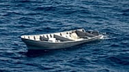 Un'imbarcazione sospetta di contrabbando di droga galleggia nelle acque internazionali dell'Oceano Pacifico orientale, 27 novembre, 2019