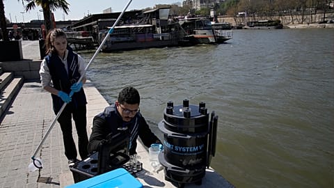 Omar Bach-Rais, técnico superior, analiza muestras de agua del río Sena mientras Aurelie Lemaire, becaria de investigación en microbiología, observa, en París.