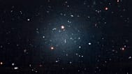 صورة لتلسكوب هابل 2017 تُظهر المجرة NGC 1052-DF2 بمركز خافت، ونجومها تتحرك بسرعة دون تأثر بالمادة المظلمة،