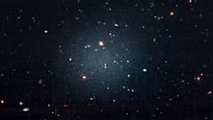 صورة لتلسكوب هابل 2017 تُظهر المجرة NGC 1052-DF2 بمركز خافت، ونجومها تتحرك بسرعة دون تأثر بالمادة المظلمة،