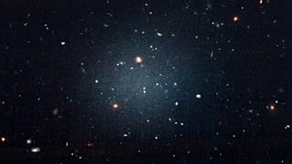 صورة لتلسكوب هابل 2017 تُظهر المجرة NGC 1052-DF2 بمركز خافت، ونجومها تتحرك بسرعة دون تأثر بالمادة المظلمة،