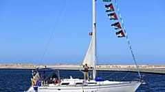  قارب من أسطول الصمود العالمي يغادر إلى غزة لإيصال المساعدات وسط الحصار الإسرائيلي على القطاع، من ميناء بنزرت التونسي، السبت 13 أيلول/سبتمبر 2025.