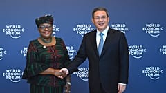 ΑΡΧΕΙΟ. Ο Κινέζος πρωθυπουργός Li Qiang ανταλλάσσει χειραψία με τη γενική διευθύντρια του ΠΟΕ Ngozi Okonjo-Iweala, στο Tianjin, σε συνάντηση του Παγκόσμιου Οικονομικού Φόρουμ. 26 Ιουνίου 2023.