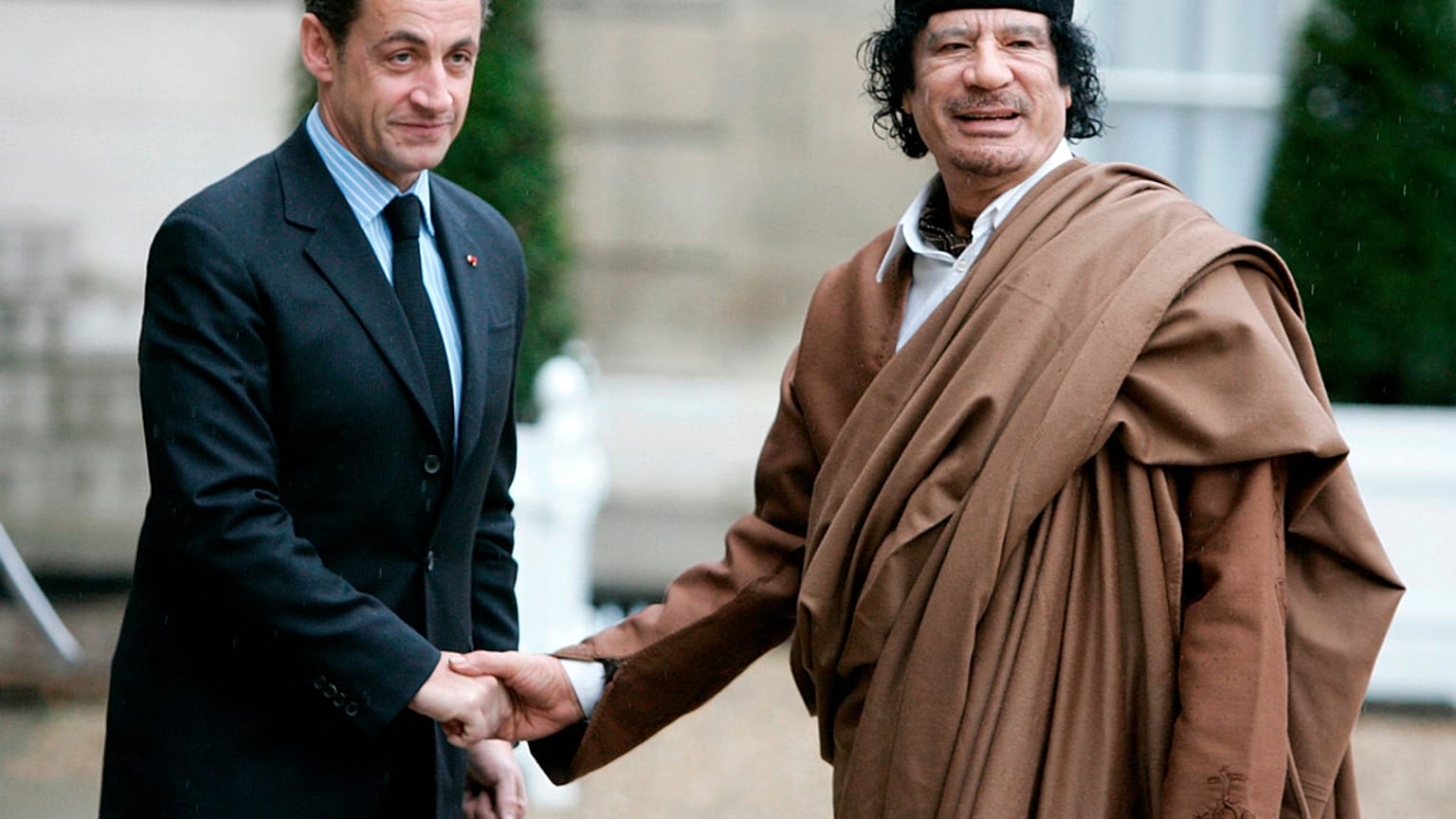 صورة أرشيفية للرئيس الفرنسي السابق نيكولا ساركوزي والزعيم الليبي الراحل العقيد معمر القذافي