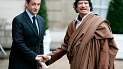 صورة أرشيفية للرئيس الفرنسي السابق نيكولا ساركوزي والزعيم الليبي الراحل العقيد معمر القذافي