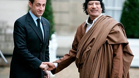 صورة أرشيفية للرئيس الفرنسي السابق نيكولا ساركوزي والزعيم الليبي الراحل العقيد معمر القذافي