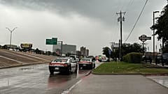 Die Polizei sperrt die I-35E in der Nähe eines Büros der US-Einwanderungs- und Zollbehörde nach einer gemeldeten Schießerei in Dallas am 24. September 2025