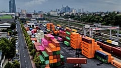 Konteynerler, Almanya'nın Frankfurt kentindeki bir yük terminalinde üst üste yığılmış durumda. 9 Eylül 2025.