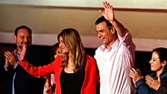 رئيس الوزراء الإسباني بيدرو سانشيز يلوّح لأنصاره في مدريد إلى جانب زوجته بيغونيا غوميز