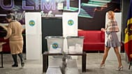 Des fonctionnaires électoraux se rendent dans un bureau de vote à Hrusevo, 20 octobre 2024.