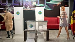 Εκλογικοί υπάλληλοι προσέρχονται σε εκλογικό τμήμα στο Χρούσεβο, 20 Οκτωβρίου 2024