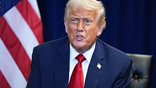  الرئيس الأمريكي دونالد ترامب يتحدث خلال لقائه بالرئيس الفرنسي إيمانويل ماكرون، أثناء انعقاد الجمعية العامة للأمم المتحدة، يوم الثلاثاء.