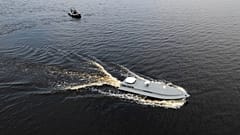 DATEI - Eine Seedrohne fährt am Dienstag, dem fünften März zweitausendvierundzwanzig, während einer Präsentation des ukrainischen Sicherheitsdienstes in der Region Kyjiw auf dem Wasser.