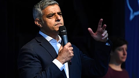 عمدة لندن، صادق خان، يخاطب مؤيدي ومعارضي خروج بريطانيا من الاتحاد الأوروبي في لندن، السبت 19 أكتوبر/تشرين الأول 2019. 