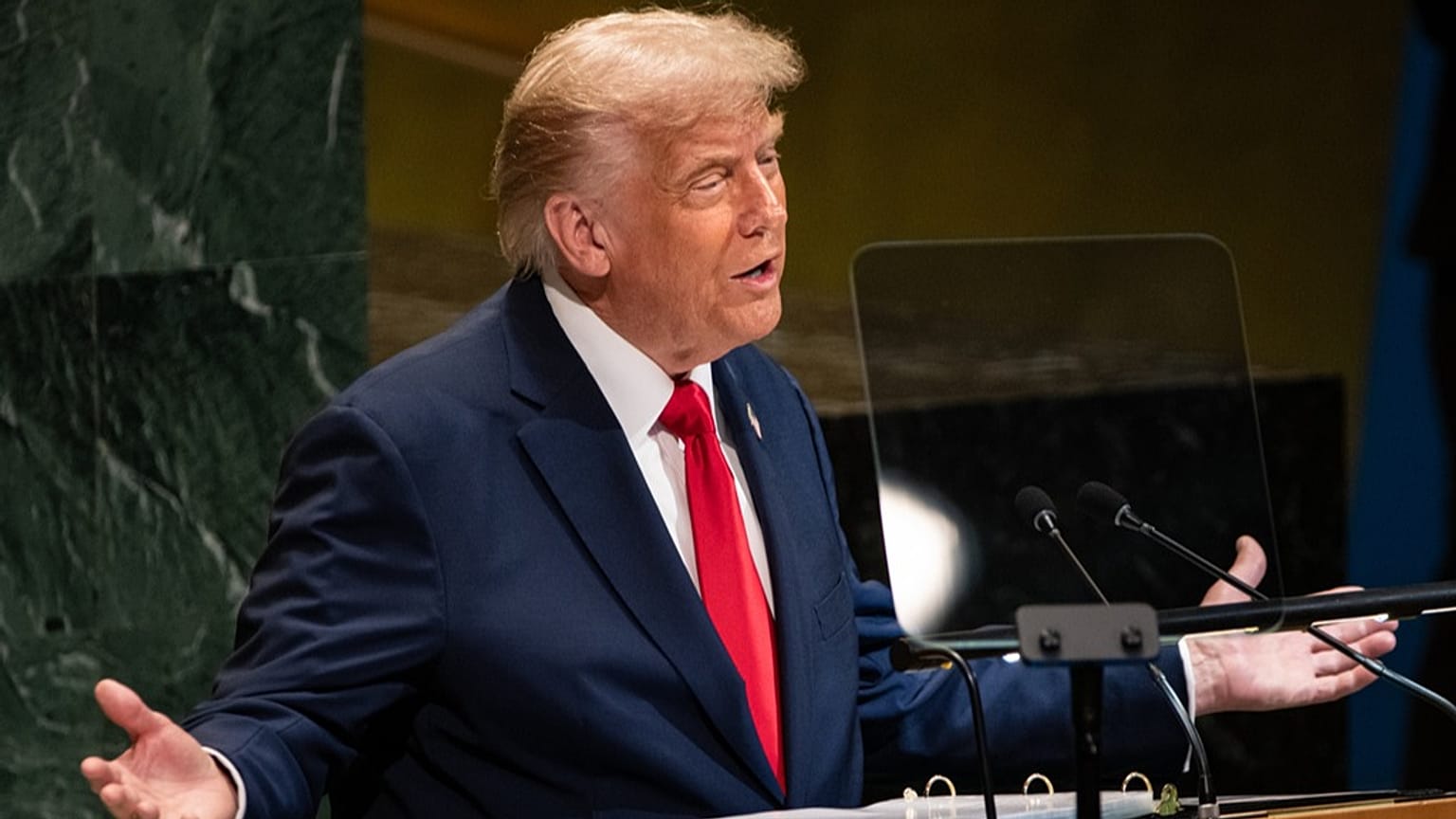 الرئيس الأمريكي دونالد ترامب يلقي كلمة أمام الدورة الثمانين للجمعية العامة للأمم المتحدة في نيويورك، 23 سبتمبر 2025.