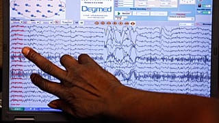 في هذه الصورة الملتقطة في 3 يونيو/حزيران 2010 بولاية كنتاكي، يقرأ الممرض العملي المرخص آرثر غيتس موجات الدماغ.