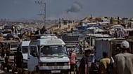دخان يتصاعد فوق مدينة غزة بعد غارة إسرائيلية، فيما يفر نازحون فلسطينيون من شمال القطاع، الأربعاء 24 سبتمبر 2025.