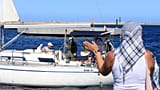 Un simpatizante aplaude mientras una embarcación de la Flotilla Global Sumud parte del puerto tunecino de Bizerta con destino a Gaza, el 13 de septiembre de 2025.