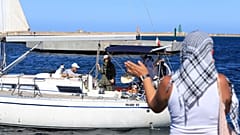 Ein Unterstützer jubelt, als ein Boot der Global Sumud Flotilla den tunesischen Hafen von Bizerte in Richtung Gaza verlässt, 13. September 2025.
