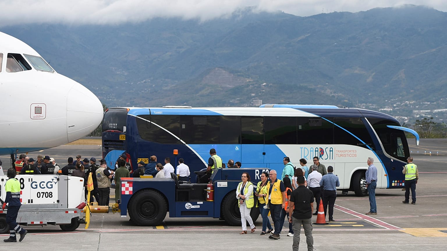 Kosta Rika San Jose Uluslararası Havalimanı'nda bir grup göçmen otobüsle taşınırken, 20 Şubat 2025