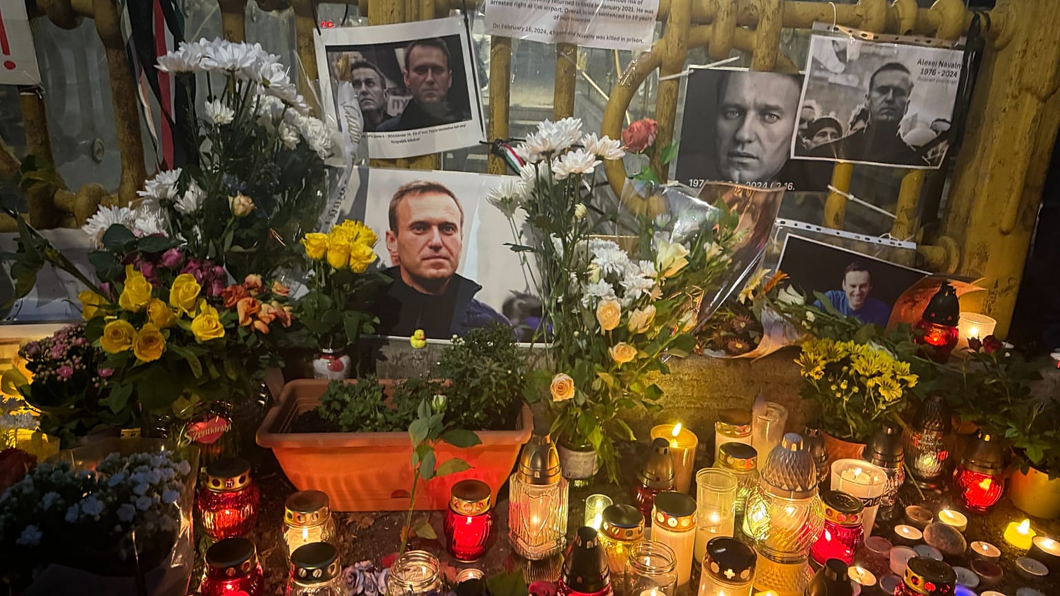 Navalnij emlékhely a budapesti orosz nagykövetség előtt