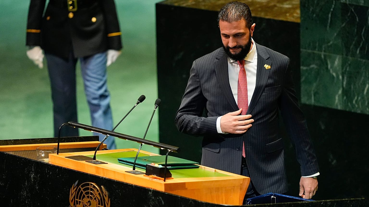 احمد الشرع، رئیس جمهور سوریه، در هشتادمین اجلاس مجمع عمومی سازمان ملل متحد، چهارشنبه، ۲۴ سپتامبر ۲۰۲۵، در مقر سازمان ملل متحد، برای سخنرانی به پشت تریبون نزدیک می‌شود.
