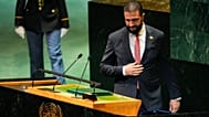 احمد الشرع، رئیس جمهور سوریه، در هشتادمین اجلاس مجمع عمومی سازمان ملل متحد، چهارشنبه، ۲۴ سپتامبر ۲۰۲۵، در مقر سازمان ملل متحد، برای سخنرانی به پشت تریبون نزدیک می‌شود.