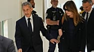 L'ancien président français Nicolas Sarkozy, au centre, et son épouse Carla Bruni, au centre droit, arrivent au tribunal, à Paris, en France, le jeudi 25 septembre 2025.