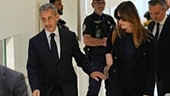 Der ehemalige französische Präsident Nicolas Sarkozy (Mitte) und seine Frau Carla Bruni (Mitte rechts) treffen am Donnerstag, den 25. September 2025, in Paris, Frankreich, vor Gericht ein.