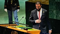 أحمد الشرع يتقدّم إلى المنصّة لإلقاء كلمة خلال أعمال الدورة الثمانين للجمعية العامة للأمم المتحدة، الأربعاء 24 أيلول/سبتمبر 2025، في مقر الأمم المتحدة بنيويورك. 