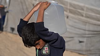 فتى فلسطيني يسير في مخيم للنازحين في منطقة المواصي، في خان يونس جنوب قطاع غزة، الثلاثاء 23 أيلول/سبتمبر 2025. 