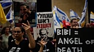 Des gens participent à une manifestation demandant la fin de la guerre et la libération immédiate des otages détenus par le Hamas