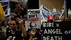 Menschen protestieren für das Ende des Krieges und die sofortige Freilassung der Geiseln, die von Hamas festgehalten werden.