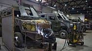 یک کارگر در حال ساخت یک نفربر زرهی در کارگاه شرکت Ukr Armo Tech در مکانی نامعلوم در اوکراین، ۱۶ ژوئن ۲۰۲۵