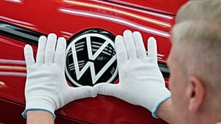 Un dipendente del produttore automobilistico tedesco Volkswagen controlla un'auto elettrica ID.3 nella fabbrica trasparente a Dresda, Germania. 14 maggio 2025