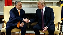 FOTO - Presidente Donald Trump encontra-se com o Primeiro-Ministro húngaro Viktor Orbán no Salão Oval da Casa Branca, a 13 de maio de 2019, em Washington. (AP Photo/Evan Vucci, Arquivo)