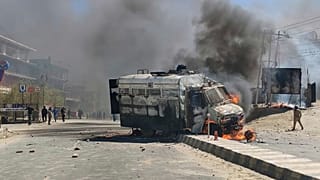 أضرمت النيران في سيارة للشرطة خلال احتجاج قام به السكان المحليون للمطالبة بإقامة دولة فيدرالية من الحكومة الهندية، في بلدة ليه المرتفعة، في منطقة لاداخ، الهند،24 سبتمبر 2025