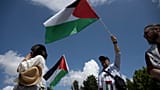 Un uomo con la bandiera palestinese