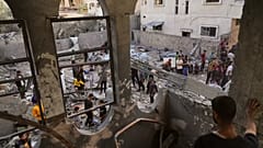 Palästinenser begutachten die Folgen eines israelischen Militärschlags auf das Haus der Familie Abu Dahrouj in Zawaida, 25. September 2025