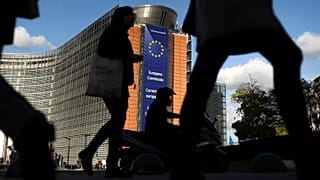 Der Sitz der Europäischen Kommission spiegelt sich in den Fenstern des Gebäudes des Europäischen Rates in Brüssel, 28. Oktober 2019