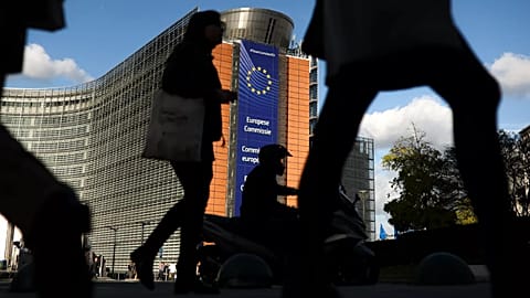 Siedziba Komisji Europejskiej odbija się w oknach budynku Rady Europejskiej w Brukseli, 28 października 2019 r.