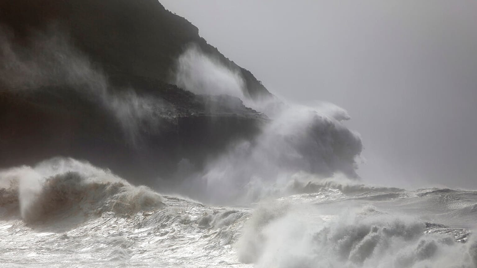 Ondas colidem com as rochas na costa da Horta, na ilha portuguesa do Faial