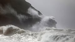 Ondas colidem com as rochas na costa da Horta, na ilha portuguesa do Faial
